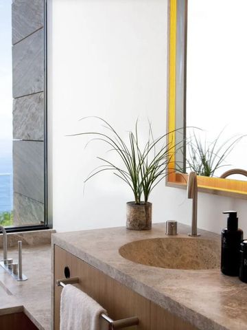 Badezimmer mit moderner Ausstattung und Meerblick