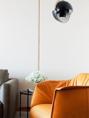 Moderne Hotellounge mit Ledersessel und Couch