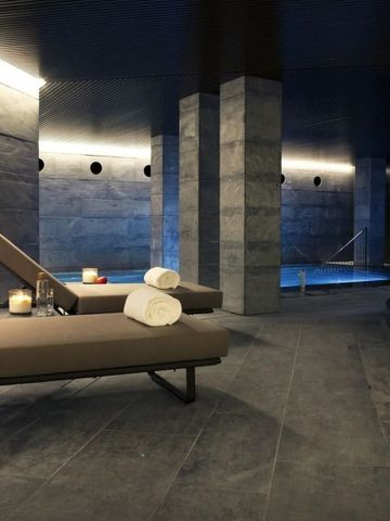 Luxuriöser Spa-Bereich mit Liegen und warmem Licht.