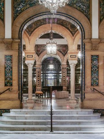 Opulenter Eingang zur Lobby des Hotel Alfonso XIII mit reich verzierten Bögen
