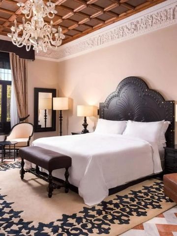 Elegantes Hotelzimmer mit luxuriösem Dekor und gemütlichem Doppelbett