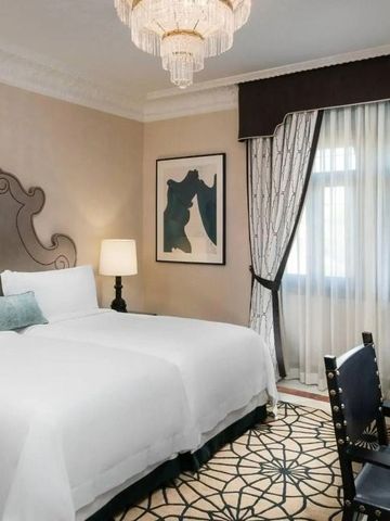 Zimmer mit zwei Einzelbetten, klassischer Einrichtung und Naturlicht