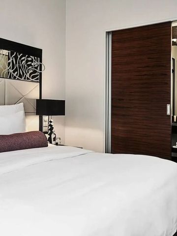 Modernes Hotelzimmer mit bequemen Bett und dekorativem Element an der Wand