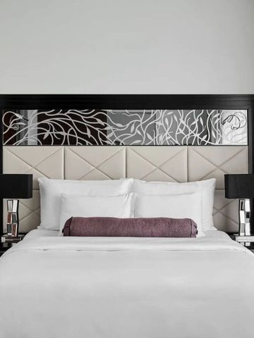 Hotelzimmer mit luxuriösem Bett und stilvoller Kopfteilgestaltung