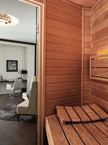 Hotelzimmer mit integrierter Sauna aus hellem Holz und luxuriösem Interieur