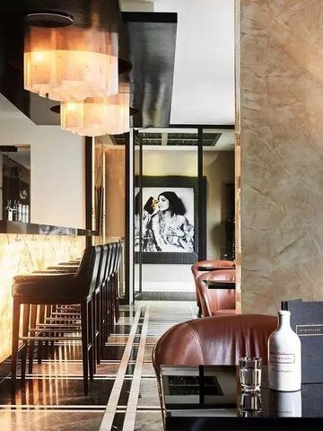 Stylische Hotelbar mit eleganter Beleuchtung und Barhockern, moderne Atmosphäre