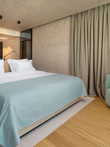 Hotelzimmer mit Doppelbett und grünen Akzenten