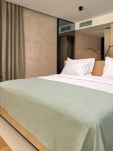 Helles Hotelzimmer mit großem Doppelbett und modernen Möbeln