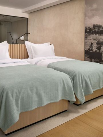 Hotelzimmer mit zwei Einzelbetten und stilvoller Wanddekoration