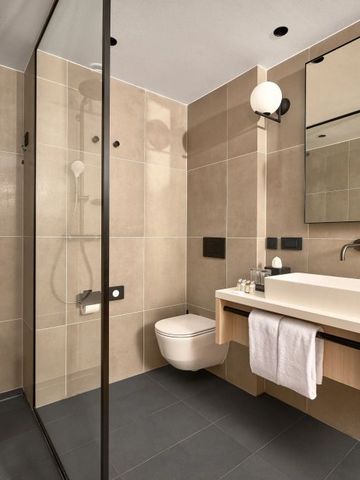 Modernes Badezimmer mit großer Dusche und eleganter Ausstattung