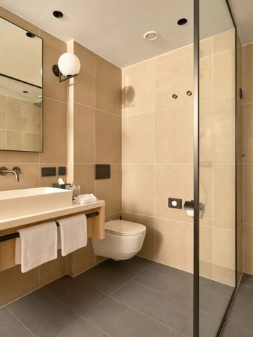 Modernes Badezimmer mit Dusche und eleganter Ausstattung