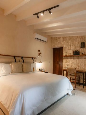 Gemütliches Hotelzimmer mit Kingsize-Bett und rustikaler Einrichtung