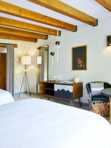 Helles Zimmer mit zwei Betten und moderner Dekoration