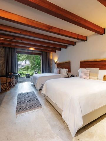 Doppelzimmer mit Holzdekor und natürlichem Licht