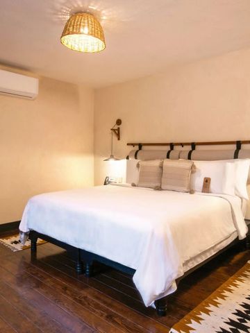 Gemütliches Hotelzimmer mit Doppelbett und Holzdekor