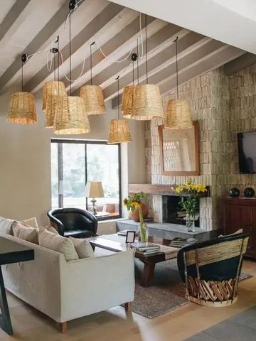 Elegantes Wohnzimmer mit modernen Möbeln und Kamin