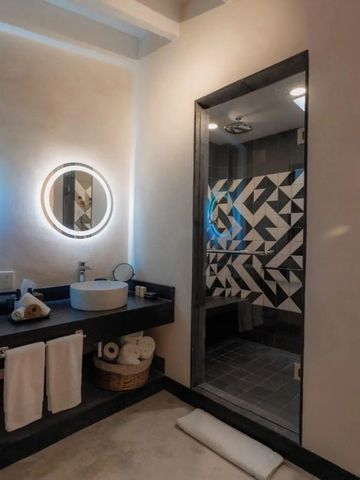 Modernes Badezimmerdesign mit beleuchteten Spiegeln