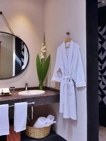 Badezimmer mit Design-Elementen und natürlichen Akzenten