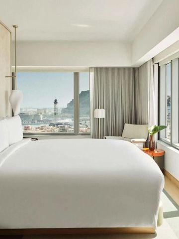 Modernes Hotelzimmer mit großen Fenstern und herrlichem Blick auf die Stadt.