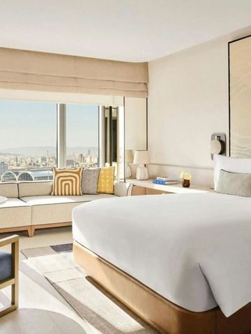 Geräumiges Hotelzimmer mit hellem Interieur und weitem Stadtblick
