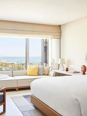 Hotelzimmer mit großer Fensterfront Meerblick und elegantem Dekor