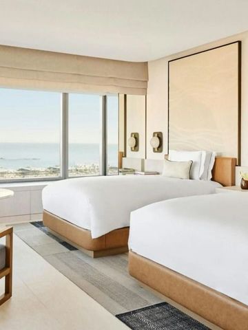 Modernes Hotelzimmer mit zwei Betten und Panoramablick auf das Meer