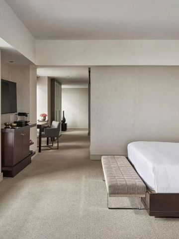 Großzügiges Zimmer mit minimalistischer Einrichtung und Fensterblick