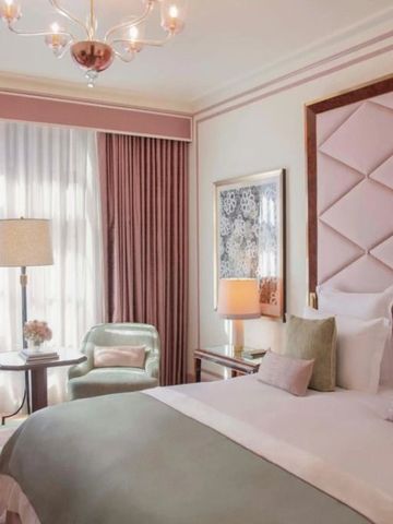 Gemütliches Schlafzimmer mit stilvoller Beleuchtung und sanften Farben.