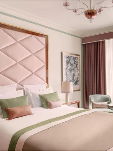 Raffiniert gestaltetes Hotelzimmer mit großzügigem Fensterblick.