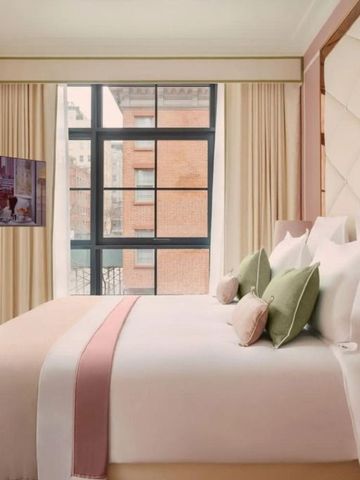 Helles Hotelzimmer mit großen Fenstern und geschmackvoller Einrichtung