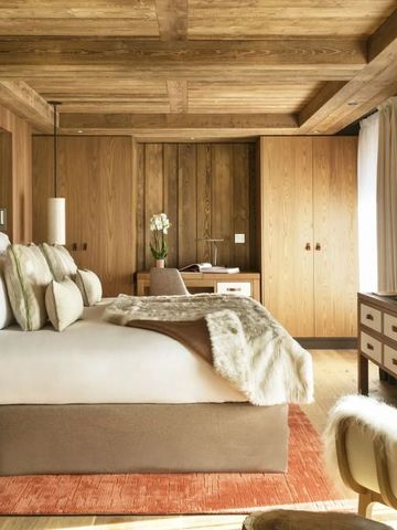 Gemütliches Hotelzimmer mit Holzakzenten und luxuriöser Bettwäsche