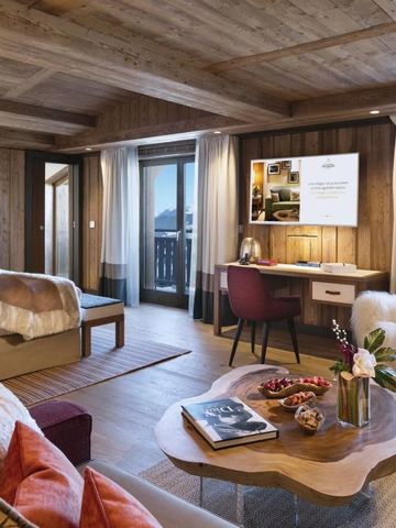 Stilvolles Zimmer mit Holzinterieur und komfortabler Sitzgelegenheit