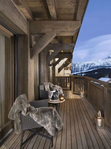Balkon mit gemütlichen Sitzgelegenheiten und Blick auf die Berge