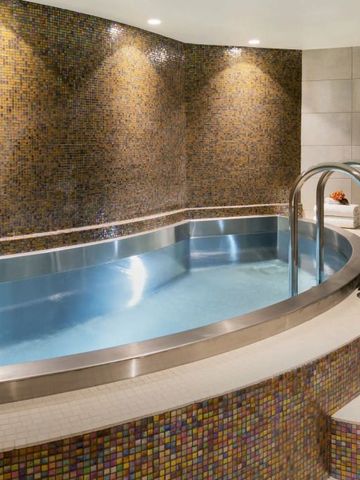 Entspannungs-Pool mit Mosaikfliesen und warmem Ambiente