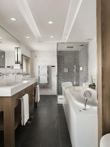 Modernes Badezimmer mit großer Badewanne und hochwertigen Armaturen