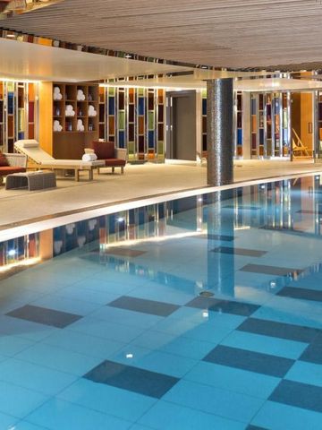 Beheizter Innenpool mit modernen Fliesen und stilvollem Ambiente