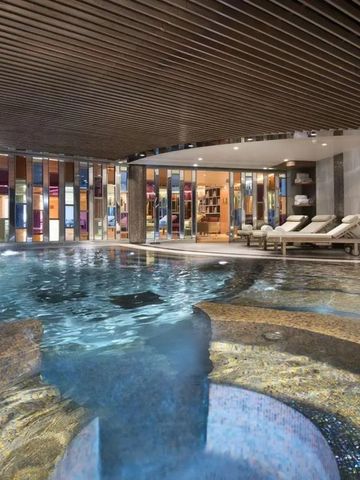 Erholsamer Innenpoolbereich mit geschmackvoller Gestaltung und Liegen