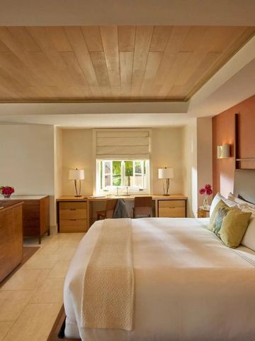 Elegantes Hotelzimmer mit großem Bett und Holzdecke