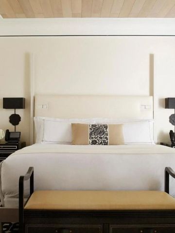 Geräumiges Schlafzimmer mit stilvoller Einrichtung und komfortablem Bett