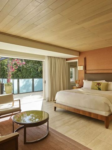 Helles Zimmer mit Balkon und moderner Einrichtung