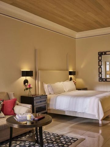 Luxuriös eingerichtetes Hotelzimmer mit Kingsize-Bett und stilvollem Dekor