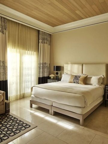 Gemütliches Hotelzimmer mit natürlichen Holzakzenten und großen Fenstern