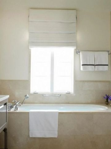 Helles Badezimmer mit Badewanne und Fenster, minimalistische Dekoration