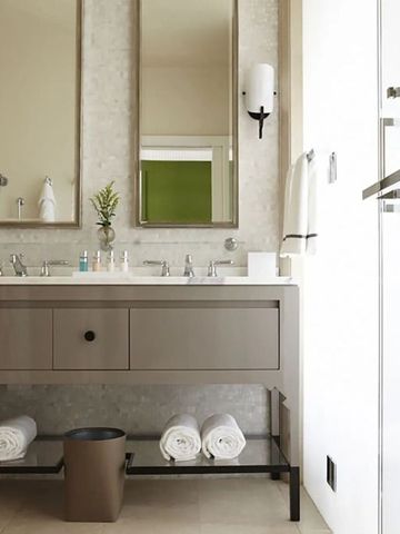 Modernes Badezimmer mit großem Spiegel und luxuriösem Waschbeckenbereich