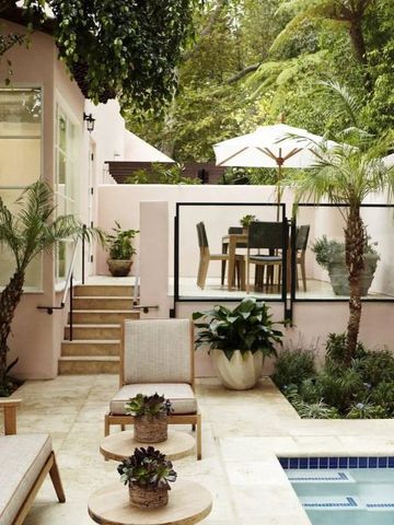 Luxuriöse Terrasse mit Pool und eleganter Sitzgelegenheit