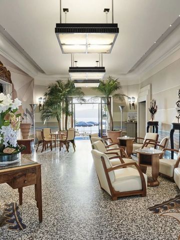 Elegante Hotel-Lobby mit stilvollen Möbeln und Blick auf das Meer