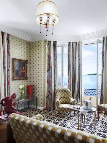 Helles Wohnzimmer mit Meerblick und kunstvoller Einrichtung im Hotel Belles Rives