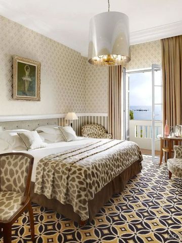Elegantes Schlafzimmer mit Doppelbett und Balkon im Hotel Belles Rives
