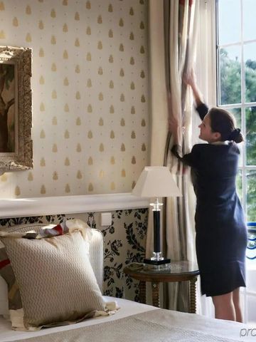 Elegant eingerichtetes Schlafzimmer mit Kunstwerk an der Wand und Blick auf den Balkon.