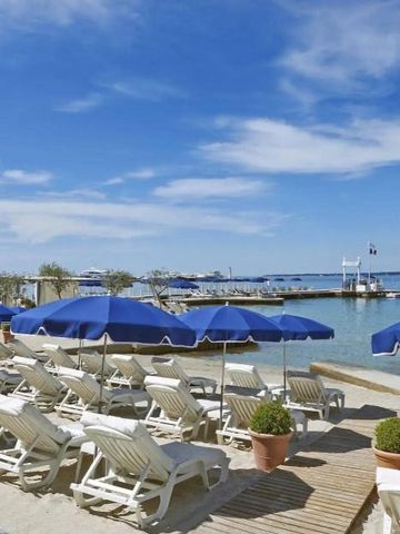 Hotelstrand mit Liegestühlen und Sonnenschirmen am klaren blauen Meer